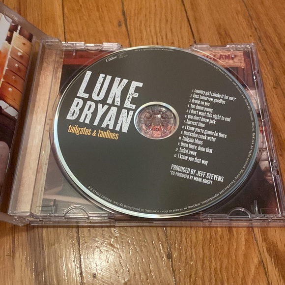 🎶🎶 Luke Bryan Tailgates & Tanlines Music CD 🎶🎶 - Picture 2 of 3